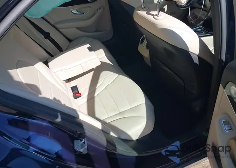 2015 Mercedes-Benz C 300 4Matic z USA, uszkodzony, nr VIN 55SWF4KB9FU066232